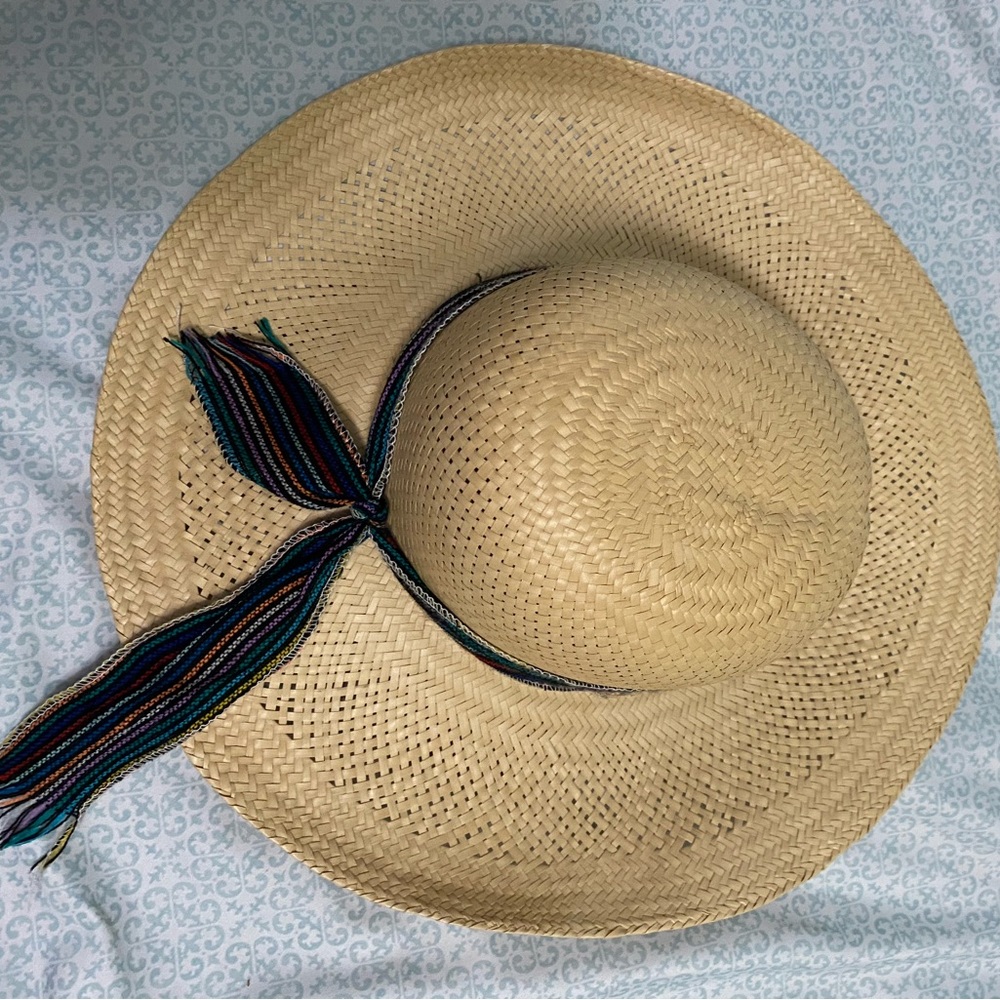 Stylish Tan Straw Hat with Ribbon